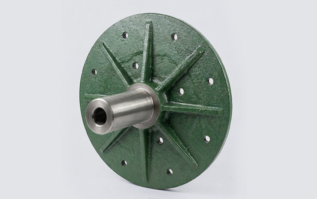 Plato o cacho industrial de hierro fundido para soporte de bombo de curtido, con eje central mecanizado y agujeros de montaje.